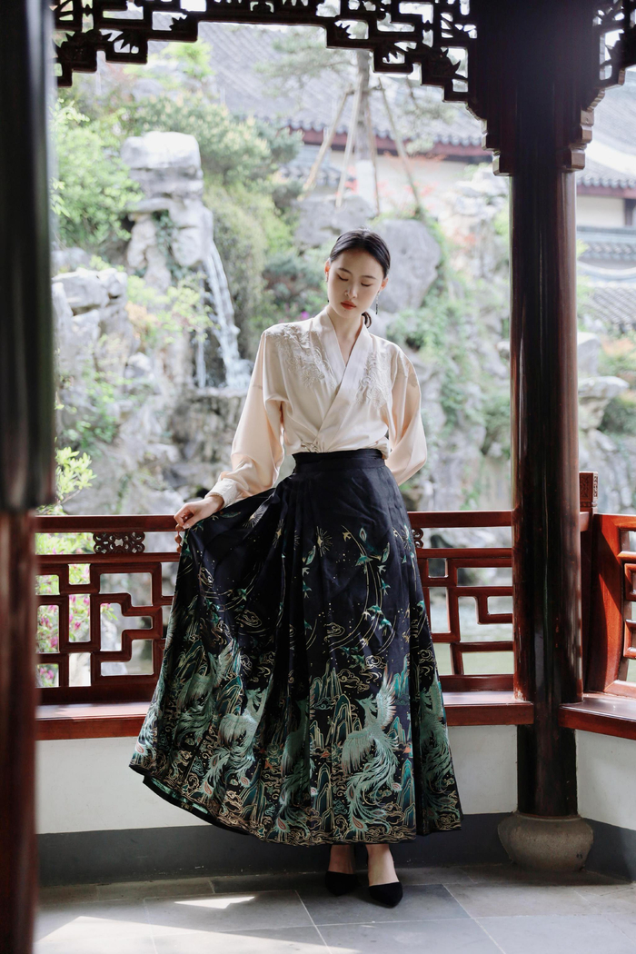 　　2024年3月29日，模特身穿马面裙进行拍摄。新华网发（许佳丹 摄）