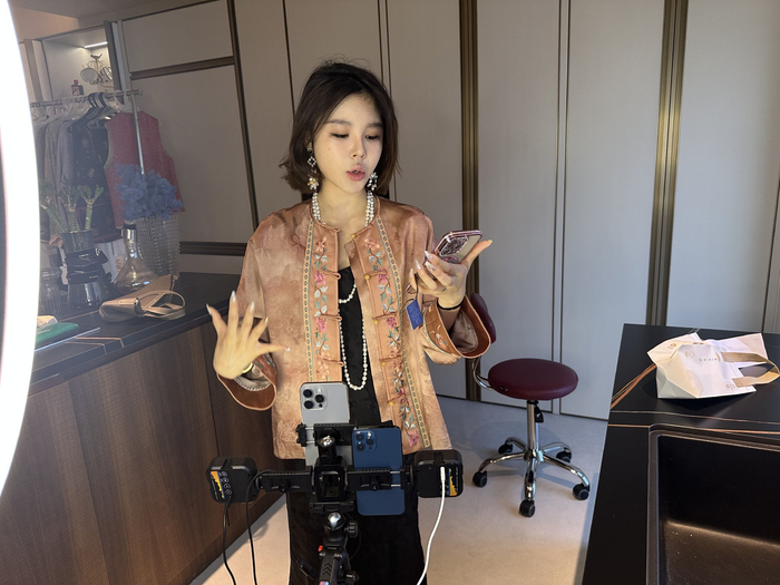 　　2025年1月10日，某平台主播直播展示新中式服饰。新华网发（洪吉 摄）