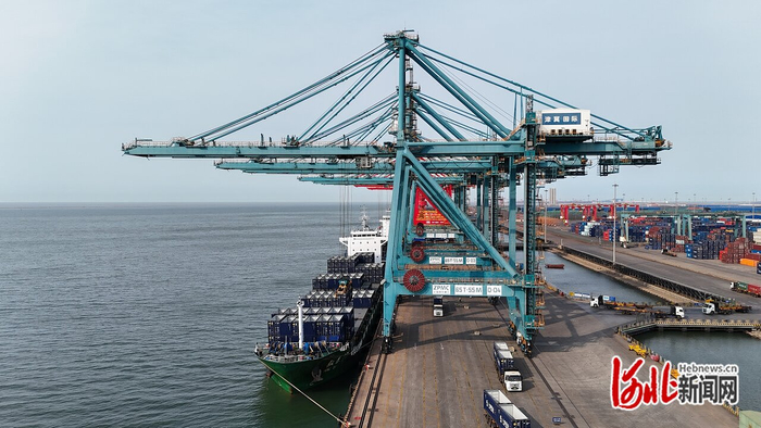 近日，繁忙的黄骅港综合港区集装箱码头。 河北日报记者 戴绍志摄