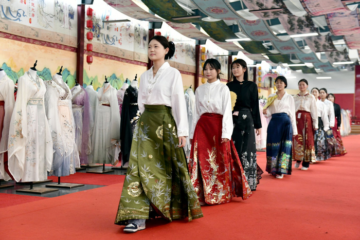 2024年9月27日，在山东曹县大集镇一家汉服基地，主播身穿汉服走秀。新华社记者 郭绪雷 摄