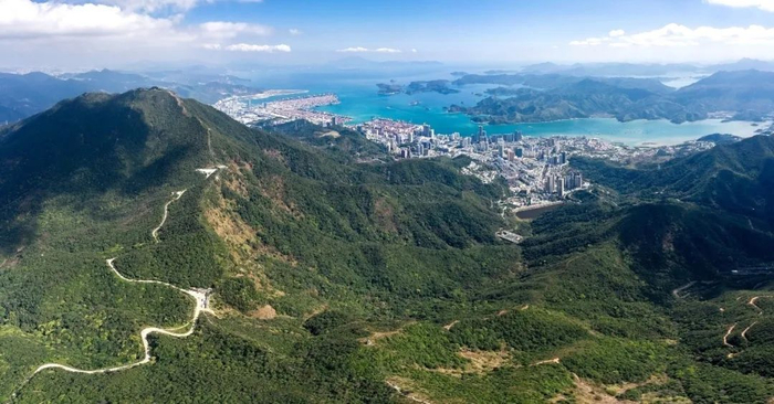 梧桐山顶峰东望：大鹏湾、盐田港、沙头角与中国香港的船湾郊野公园尽收眼底。图源：梧桐山管理处