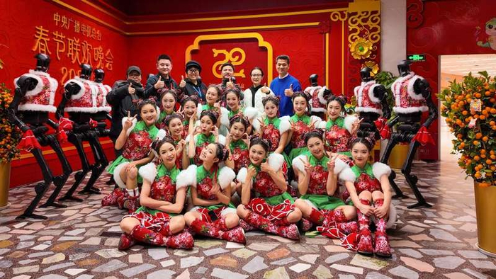 ▲蛇年春晚节目《秧BOT》表演者及工作人员合影。图/新华社