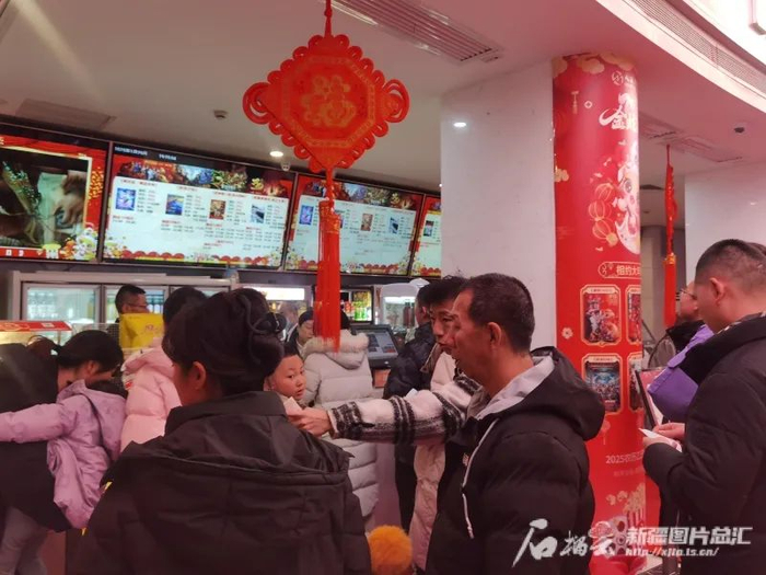 乌鲁木齐市人民电影院观众正在购票。石榴云/新疆日报记者 刘萌萌摄