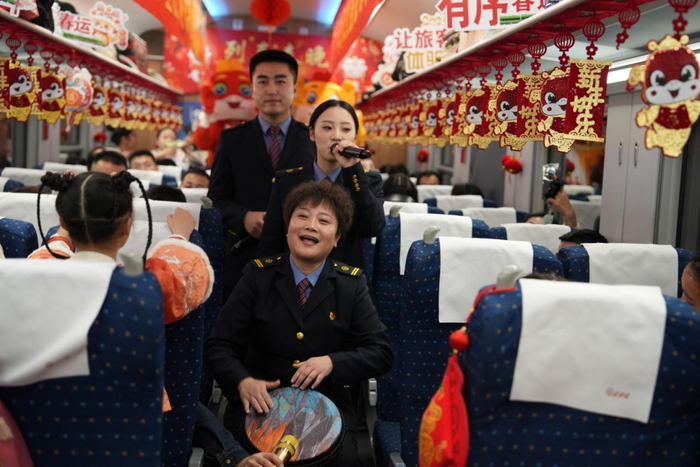 南昌开往北京丰台的D136次“井冈山号”列车上，正在上演列车春晚。（国铁南昌局供图）