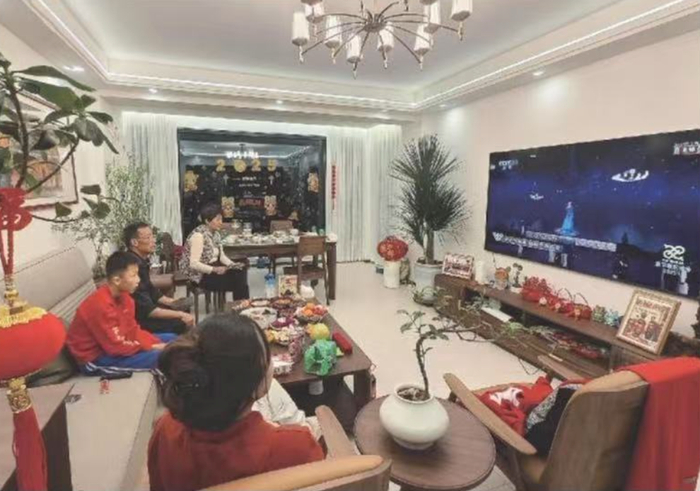 △1月28日除夕夜，甘肃省兰州市城关区一家人看春晚，共度新春。（视觉中国）