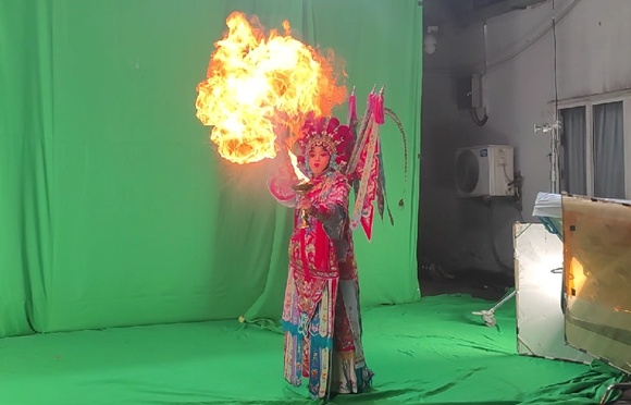 严芷怡表演吐火。受访者供图