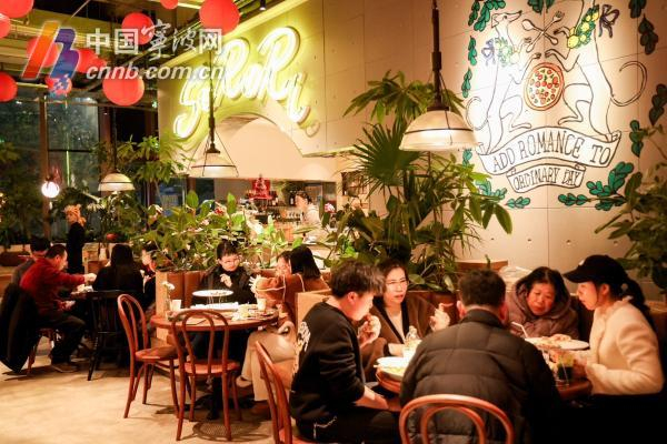 市民正在用餐。宁波K11供图