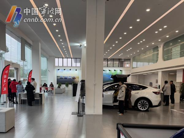 市民正在选购新车。特斯拉供图