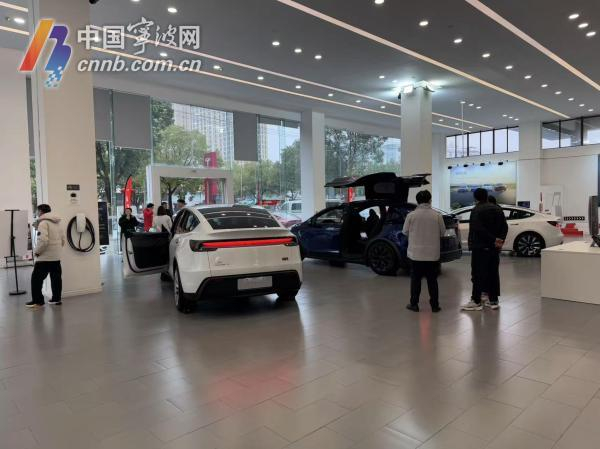 市民正在看新车。特斯拉供图