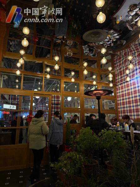 市民排队用餐。受访者供图