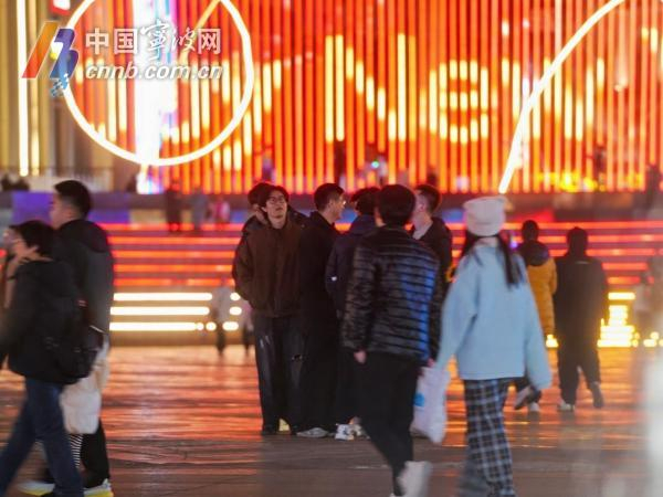 市民正在逛街。宁波天一广场供图