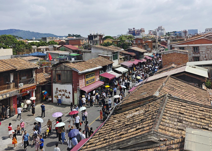 泉州西街节假日人流涌动，时代财经摄