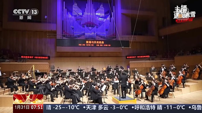 观众：我们喜欢这些交响乐，他喜欢，刚开始学在老年大学，学这些个乐器。