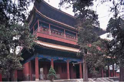 奎文阁外观，面宽七间，为曲阜孔庙中建于明代的巨大建筑。（书中配图）