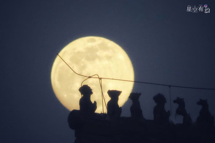 2022年2月15日在北京前门拍摄的元宵月。（王俊峰摄）