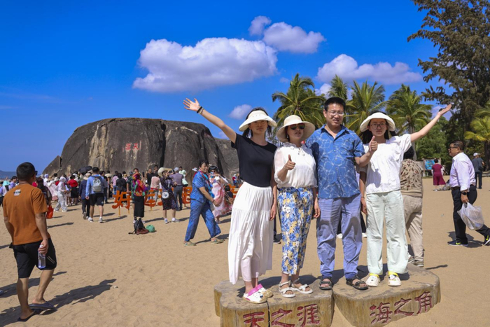 天涯海角游览区天气晴好，游人如织。张江英 摄