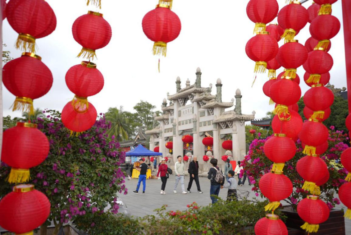 1月30日大年初二，在定安文笔峰盘古文化旅游区，众多游客前来登山纳福，参加新春祈福活动。海南日报张茂 摄