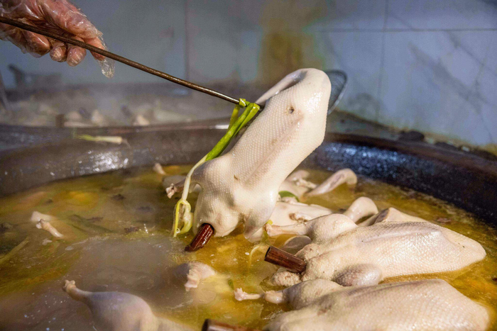 盐水鸭这项非遗美食即将迎来元旦和春节的销售高峰。南京日报/紫金山新闻记者 段仁虎 摄
