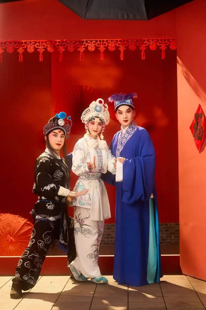 从左到右依次为唐纬、周星雨、杨鑫灵