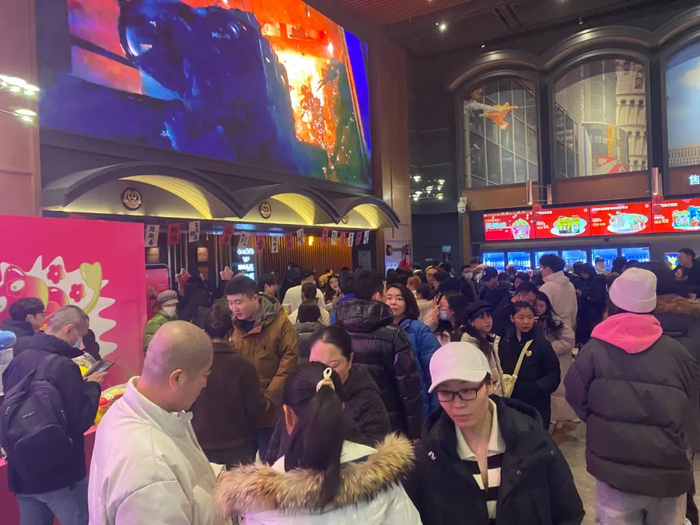 影院大厅候场观众，本报记者杨梓岩/摄 