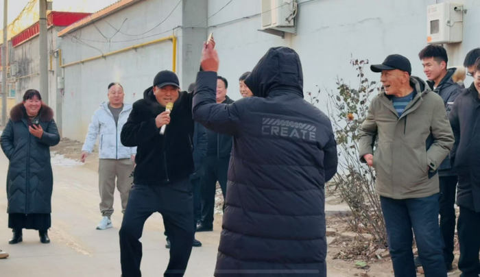 拜年仪式上表演者和观众唱跳互动