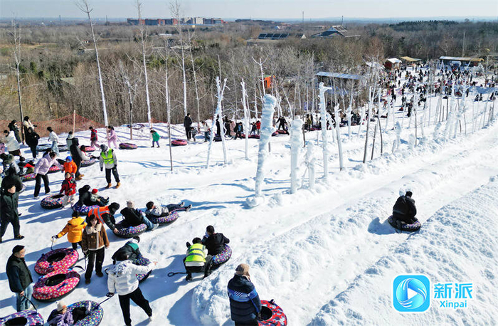 游客在浮烟山文旅公园玩雪。