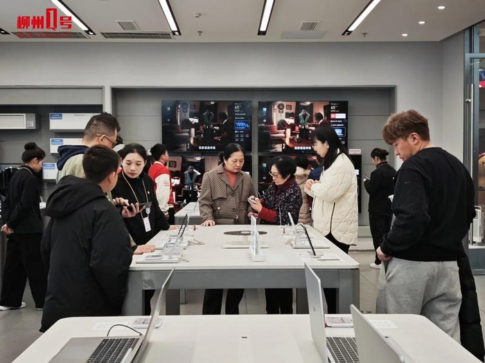 数码产品店铺，顾客络绎不绝。