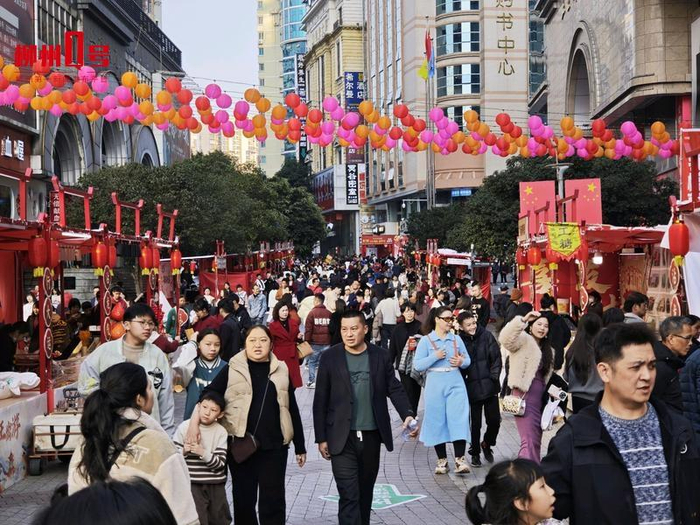 柳州街头人头攒动。
