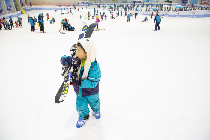 抬着雪板登顶的滑雪小发烧友（央广网记者杨正弘摄）