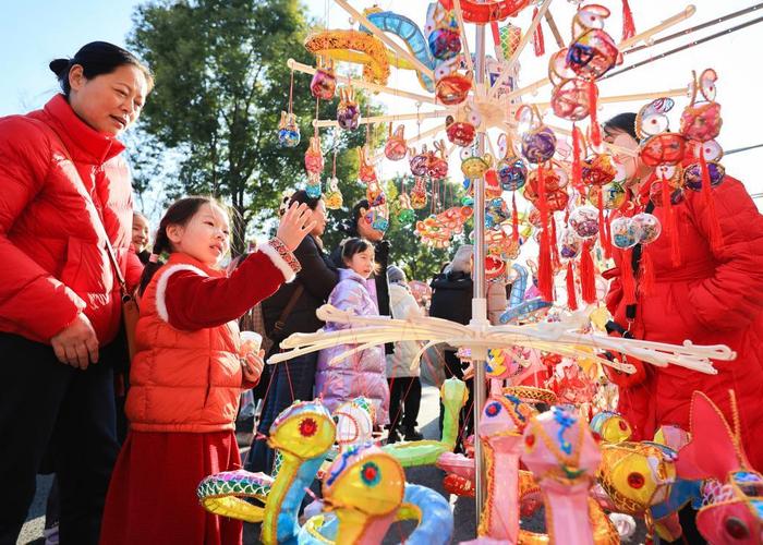 △1月29日，游客在江苏南京夫子庙花灯市场挑选花灯。