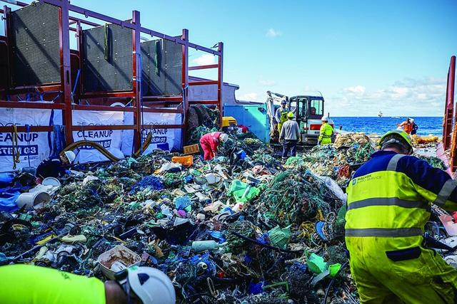 03号海洋塑料清理装置捕捞上来的垃圾（图源：“海洋清理”官网）