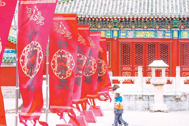 节日期间，游客游览庆成宫。本报记者 武亦彬 摄