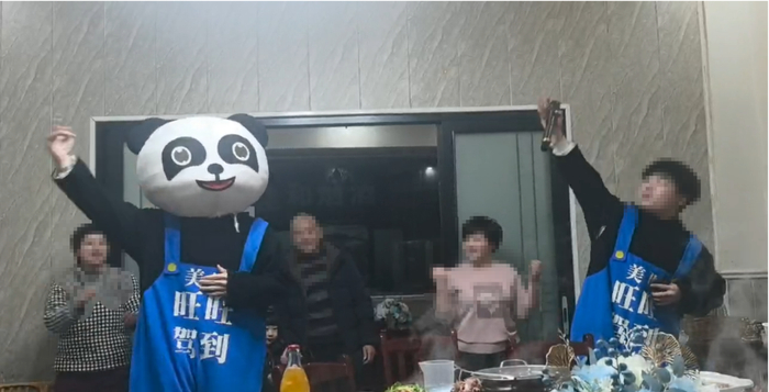 熊猫气氛组在进行生日派对表演 本报记者 吴杨/摄