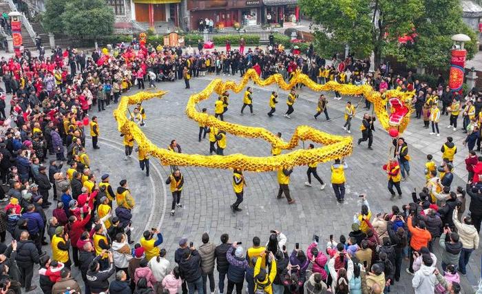 △1月29日，在湖南湘西土家族苗族自治州凤凰县文化广场，群众舞龙欢庆新年。