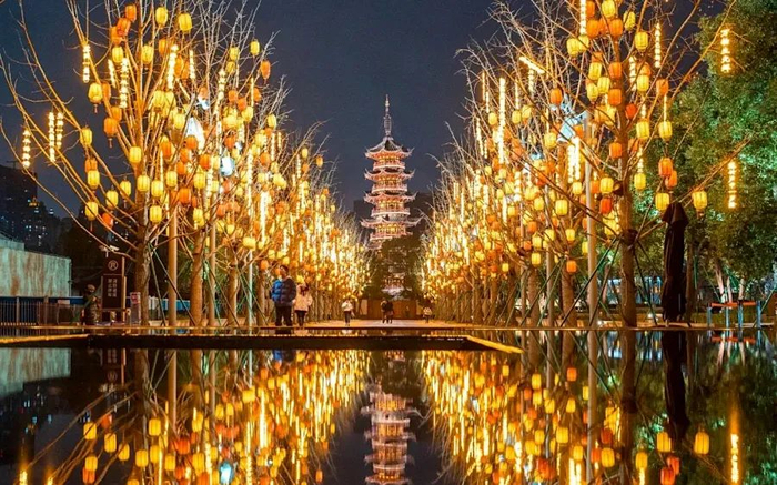 龙华广场银杏大道   徐汇区供图