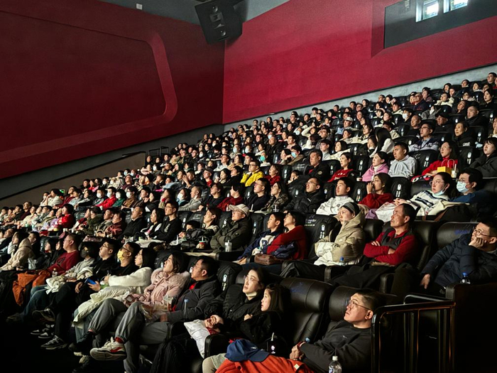 　　2月1日，观众在万达影城大连高新店观影。新华社记者张博群 摄