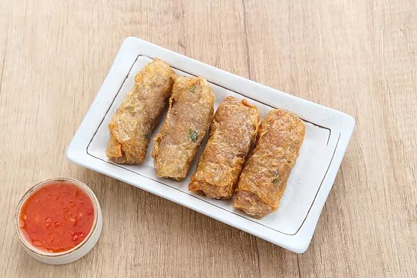 豆腐皮包鸡虾春卷/图源：视觉中国