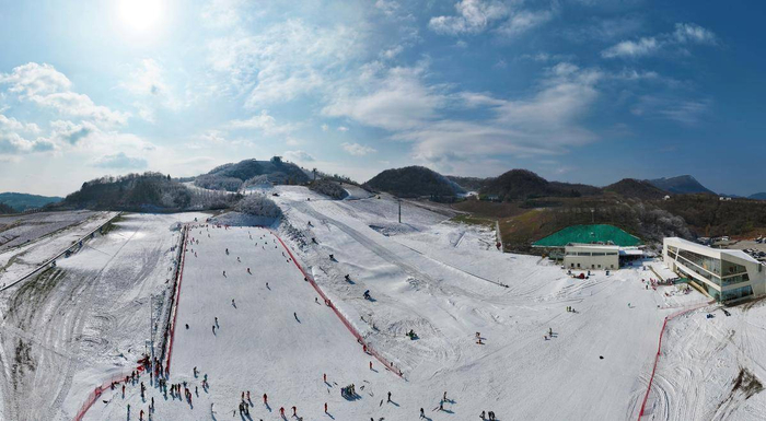 巴东县绿葱坡滑雪场。（视界网 焦国斌 摄）