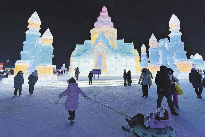    游客在哈尔滨冰雪大世界游玩（2025年1月27日摄）。新华社记者 杨思琪 摄