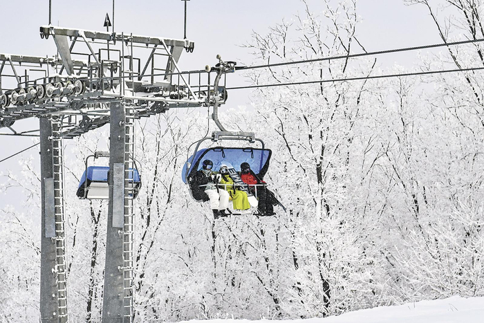     滑雪爱好者在吉林省吉林市万科松花湖度假区乘坐缆车（2025年1月29日摄）。新华社记者 颜麟蕴 摄