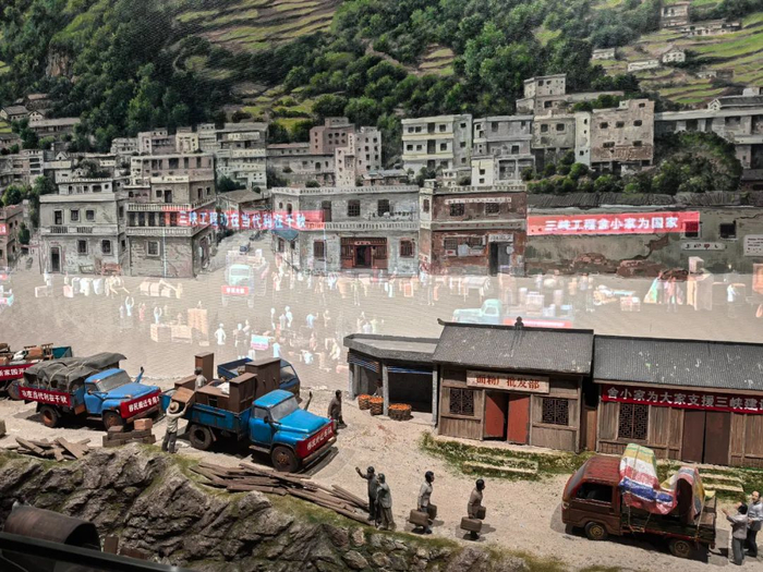 反映移民搬迁现场的模型 本报记者 胡雨 摄