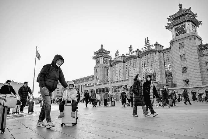 铁路进入返程客流高峰期，今天上午，北京站返程旅客络绎不绝。 实习记者 金瑶 摄