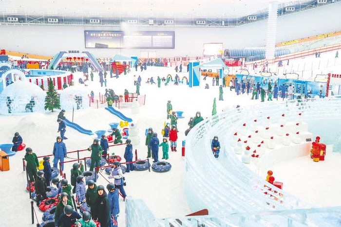 武汉甘露山文创城雪世界吸引众多冰雪爱好者前来游玩体验。 （湖北日报全媒记者 张真真 通讯员 俞果 摄）