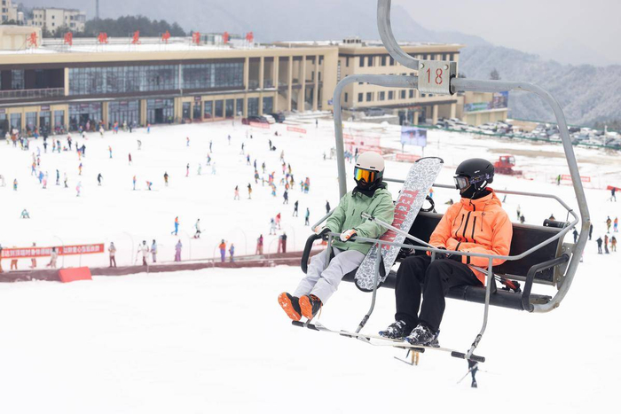 春节期间，英山桃花冲滑雪场吸引众多游客前来体验、打卡冰雪运动。（湖北日报全媒记者 薛婷 通讯员 吴滕钰 摄）
