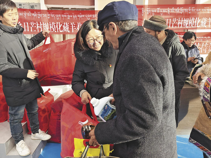 为脱贫户发放慰问品。本报记者 尹耀增 摄