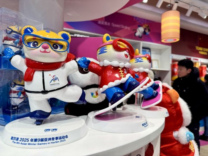 顾客在哈尔滨一家第九届亚冬会特许商品零售店内选购商品。新华社记者 刘赫垚 摄