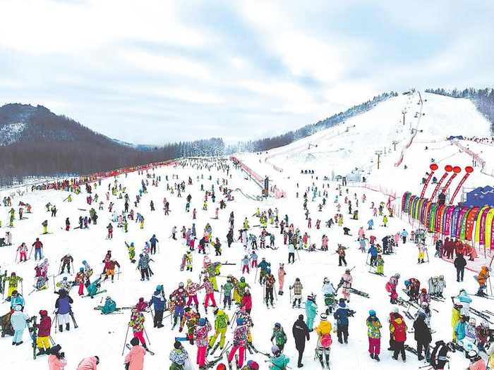 神农架国际滑雪场内游人如织。（湖北日报全媒记者 刘汉泽 摄）