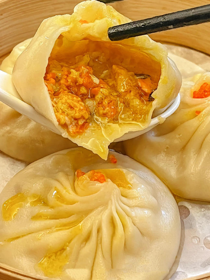 图为蟹黄汤包，经济观察网王雅洁/摄。