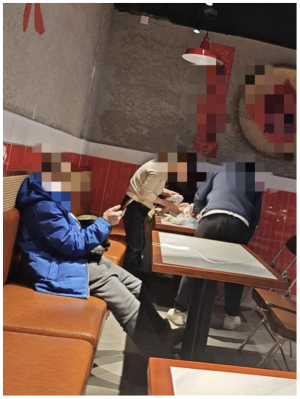 一位母亲及其家人在餐桌上清理婴儿的排泄物。张玫/摄