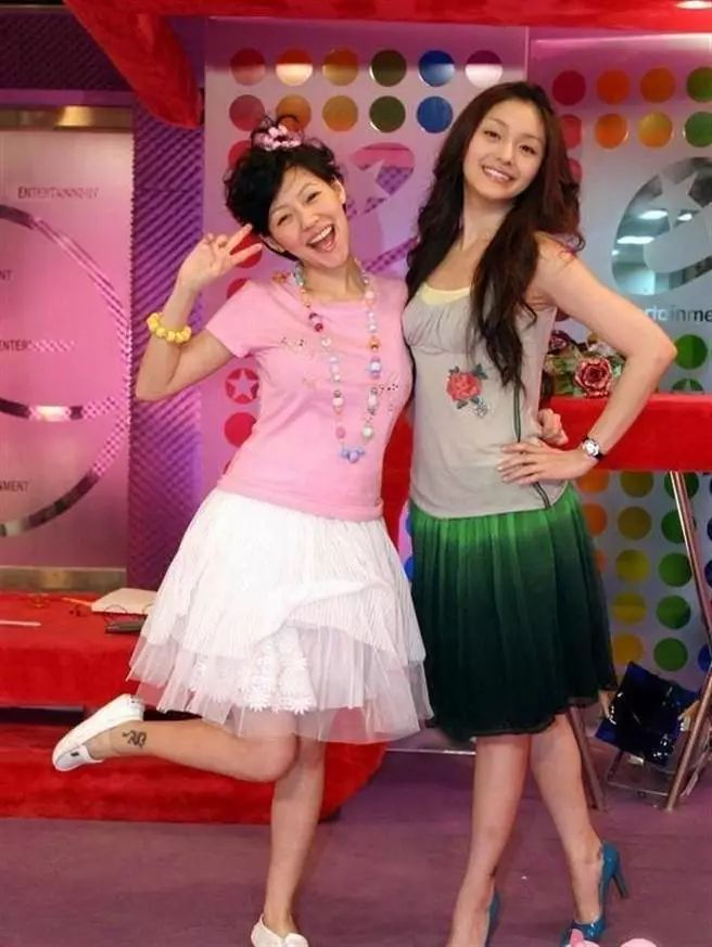  大小S共同主持《娱乐百分百》 图源网络